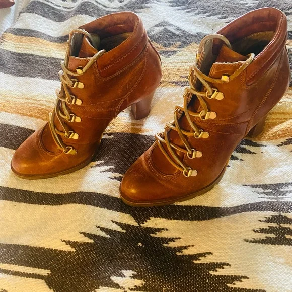 Michael Kors size 9 Leather Lace-Up Heeled Boots 👢 - Picture 4 of 9